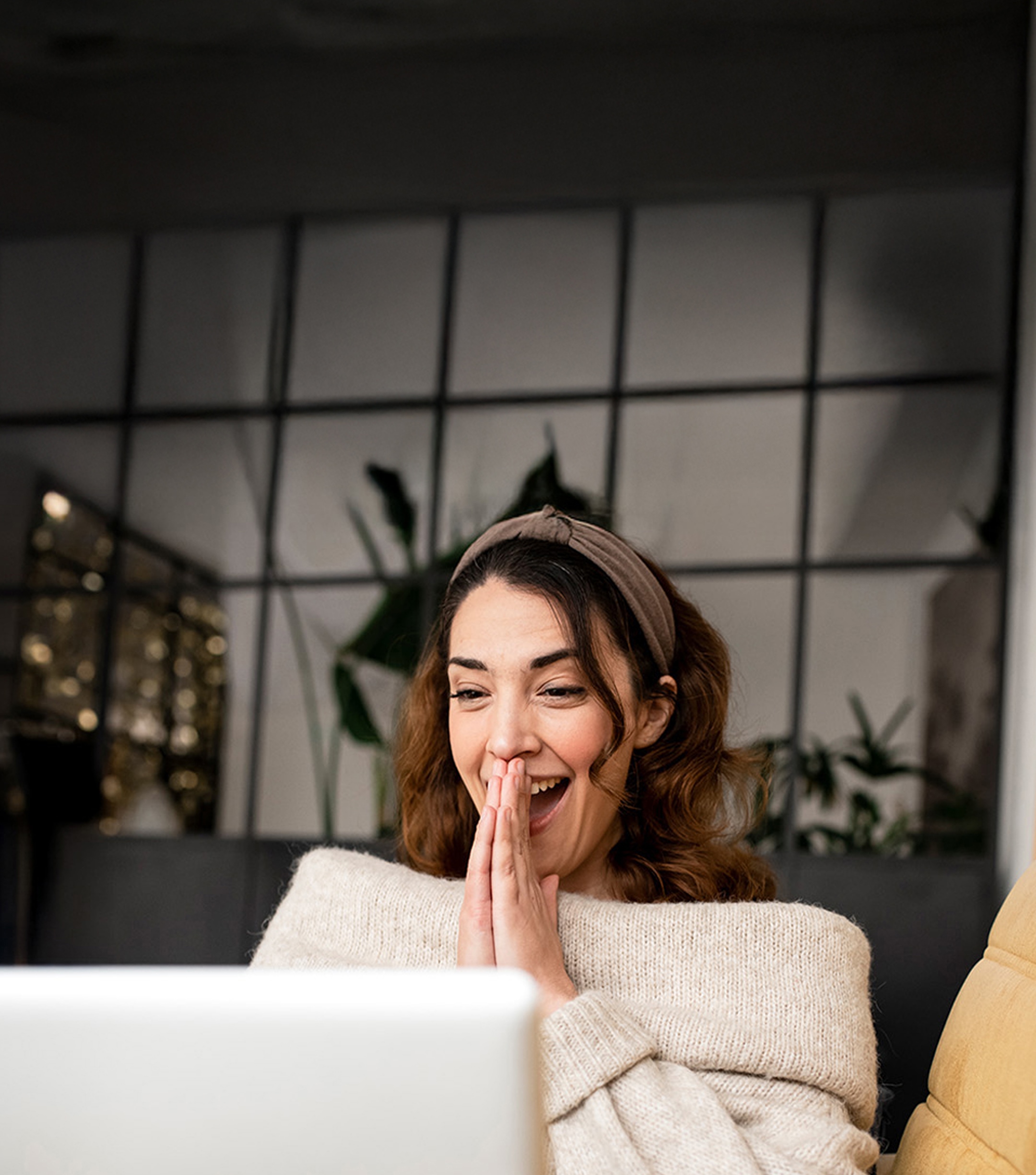 Persona usando un ordenador portátil