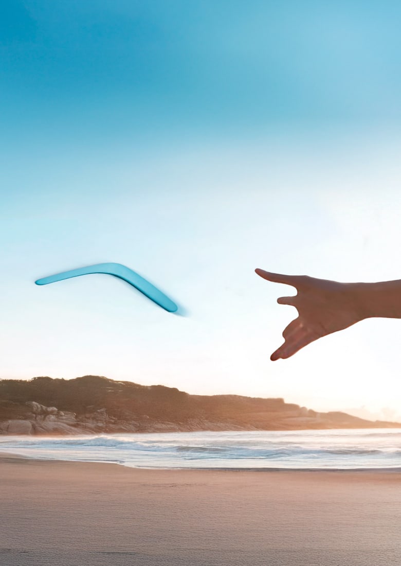 Persona lanzando un boomerang