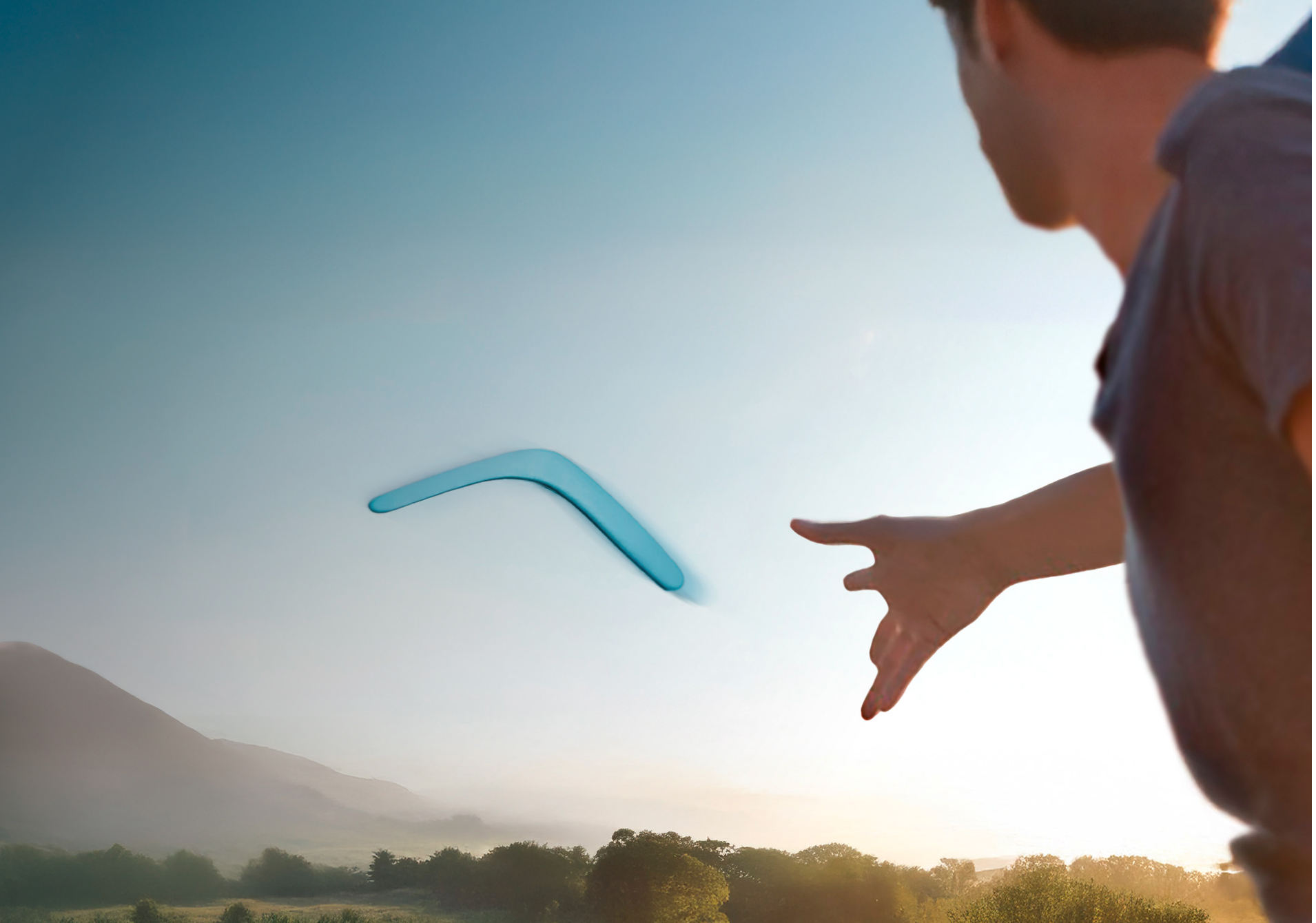 Persona lanzando un boomerang